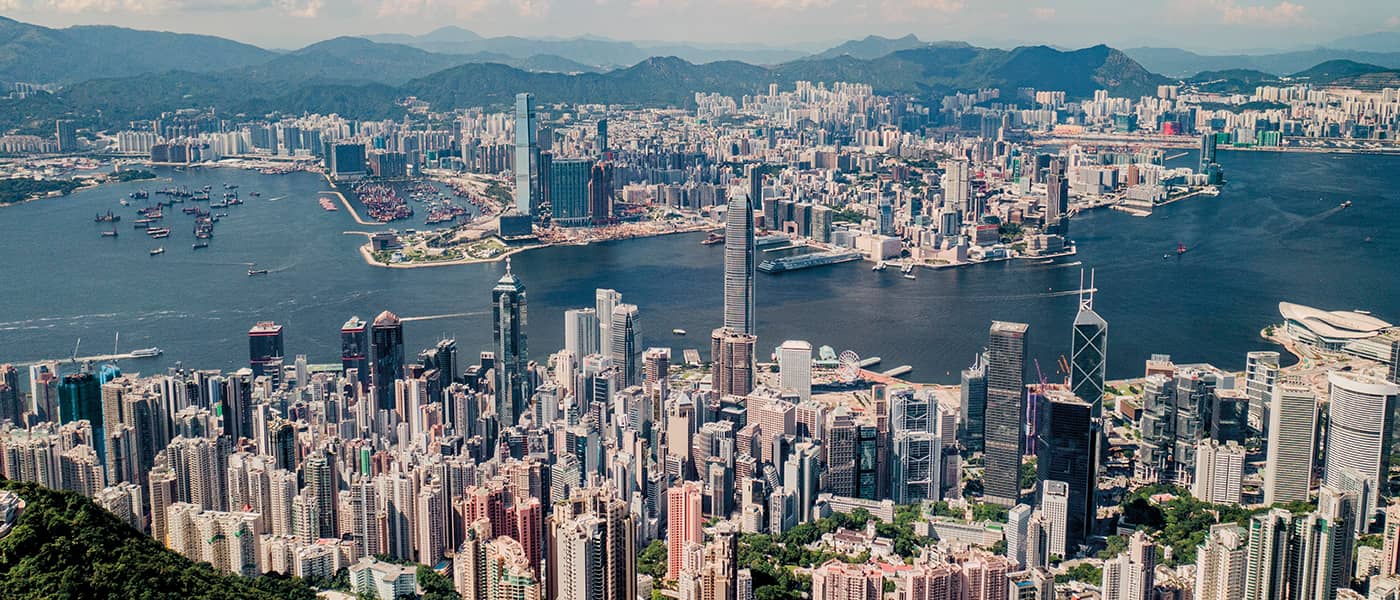 ヴィクトリア湾から望む香港全景写真