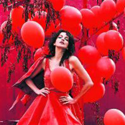 Nena auf einem Bild mit den knalligen Ballons. Photogaph (c) Kristian Schuller & Bild.