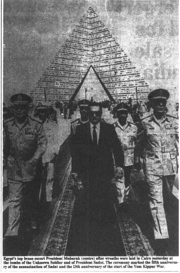 埃及高层军官陪同总统穆巴拉克（中），《独立报》