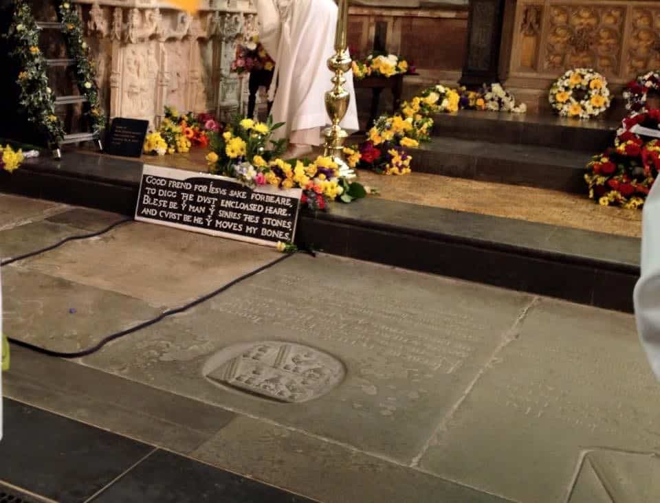 The laying of flowers on Shakespeare’s grave is a time-honoured tradition practiced each year during the Shakespeare Birthday Celebrations (author’s own photo).